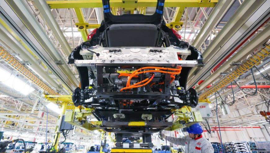 Chinas Automobilbauer überholen die japanischen Hersteller und führen beim Fahrzeugabsatz erstmals die Weltspitze an                    Die chinesischen Automobilhersteller haben ihre japanischen Konkurrenten beim weltweiten Fahrzeugverkauf erstmals übertroffen und markieren damit laut einem aktuellen Bericht von Nikkei einen bedeutenden Wandel in der globalen Automobilindustrie.