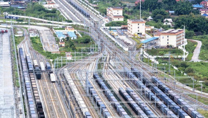 China-Laos-Bahn transportiert über 80 Millionen Tonnen Fracht                    Ein internationaler Güterzug der China-Laos Railway ist am Mittwoch von Kunming in der südwestchinesischen Provinz Yunnan mit Kurs auf Vientiane in Laos gestartet. Mit der Ladung des Zuges übersteigt das kumulierte Frachtvolumen der China-Laos-Bahn seit ihrer Inbetriebnahme am 3. Dezember 2021 bereits 80 Millionen Tonnen, darunter mehr als 18 Millionen Tonnen grenzüberschreitende Lieferungen.