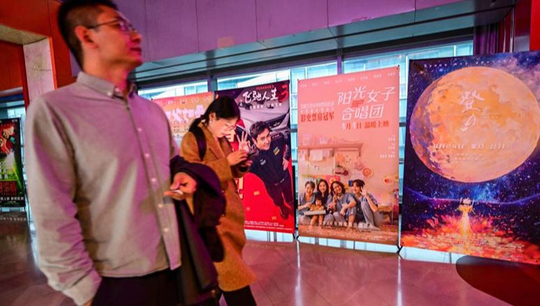 Kino-Einnahmen übersteigen während des Qingming-Festivals 33 Millionen Dollar                    Der Umsatz an Chinas Kinokassen während der Qingming-Feiertage vom 4. bis 6. April hatte am 6. April um 10:30 Uhr – einschließlich Vorverkauf – bereits 227 Millionen Yuan (etwa 33 Millionen US-Dollar) überschritten, was eine stetige Erholung des chinesischen Filmmarktes signalisiert.