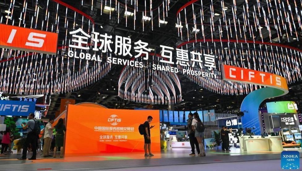 Xi Jinping fordert neue Wege für hochqualitative Entwicklung des Dienstleistungssektors                    Der chinesische Staatspräsident Xi Jinping hat dazu aufgerufen, neue Wege bei der qualitativ hochwertigen Entwicklung des chinesischen Dienstleistungssektors zu beschreiten.