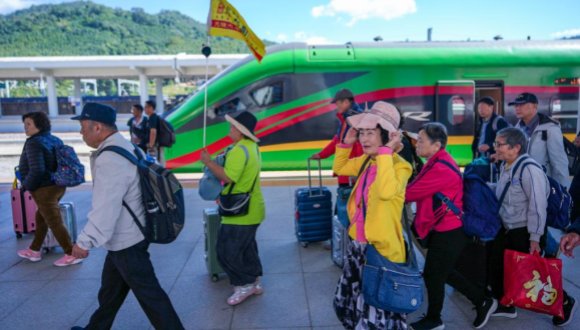 China-Laos-Eisenbahn befördert über 800.000 Fahrgäste über die Grenze                    Der internationale Personenzugverkehr zwischen China und Laos hat seit seiner Inbetriebnahme vor drei Jahren über 800.000 Fahrgäste über die Grenze befördert, gab die China Railway Kunming Group bekannt.