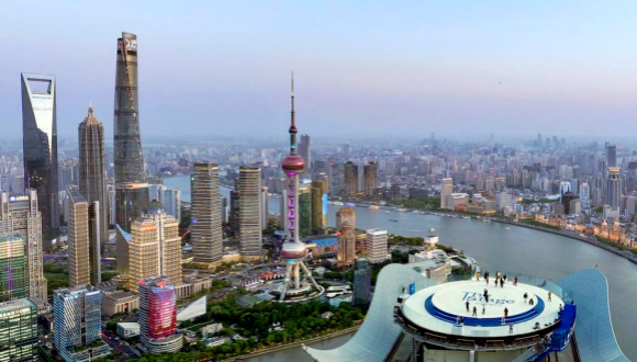 Shanghais Wirtschaft startet stark ins Jahr 2026                    Shanghais Wirtschaft ist in diesem Jahr gut gestartet: Die Produktionsleistung der Stadt in drei Vorreiterbranchen - nämlich künstliche Intelligenz, integrierte Schaltkreise und Biomedizin - stieg in den ersten beiden Monaten im Vergleich zum Vorjahreszeitraum um 13,8 Prozent. Dies teilte ein Behördenvertreter am Montag mit.