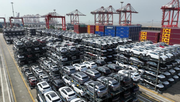NEV treiben Autoexport-Boom im ersten Quartal an                    Im ersten Quartal 2026 wurden laut Angaben der Zollbehörde von Shanghai vom Dienstag mehr als 400.000 Fahrzeuge mit alternativen Antrieben (NEVs) über die Häfen von Shanghai exportiert. Dies macht fast 70 Prozent der gesamten Autoexporte der Stadt aus.