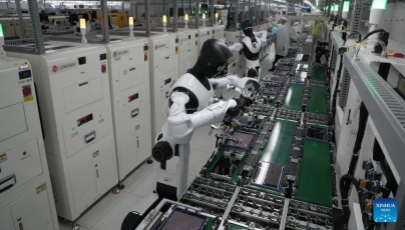 China nutzt humanoide Roboter für Präzisionsaufgaben am Fließband                    In einer Tablet-Fertigungshalle in der ostchinesischen Stadt Nanchang haben vier humanoide Roboter eine achtstündige, per Livestream übertragene Schicht an einer echten Fertigungsstraße absolviert, die präzise Arbeitsschritte erfordert. Dies markiert einen weiteren großen Sprung in der Entwicklung der verkörperten KI des Landes, die den Fertigungssektor stärkt.