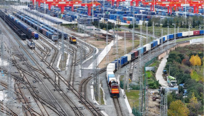 Frachtvolumen der China-Europa-Züge im ersten Quartal um 22 Prozent gestiegen                    Die China-Europa-Güterzüge verzeichneten im ersten Quartal 2026 insgesamt 5.460 Zugfahrten, wobei das Transportvolumen 546.000 Standardcontainer erreichte. Dies ist ein Anstieg von 29 bzw. 22 Prozent gegenüber dem Vorjahreszeitraum, wie am Donnerstag bekannt wurde.