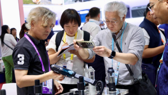 Ausländische Einkäufer erreichen Rekordzahl bei der ersten Phase der Kanton-Messe in China                    Die erste Phase der 139. China Import and Export Fair, auch bekannt als Canton Fair, ging am Sonntag mit einer Rekordzahl an ausländischen Einkäufern zu Ende, wie der Veranstalter mitteilte.