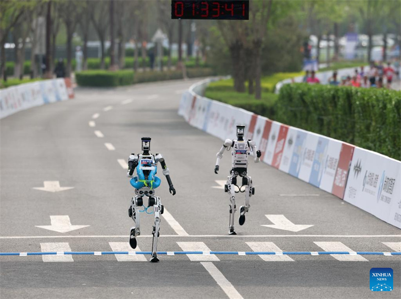 Humanoider Roboter übertrifft in Beijing menschlichen Halbmarathon-Weltrekord