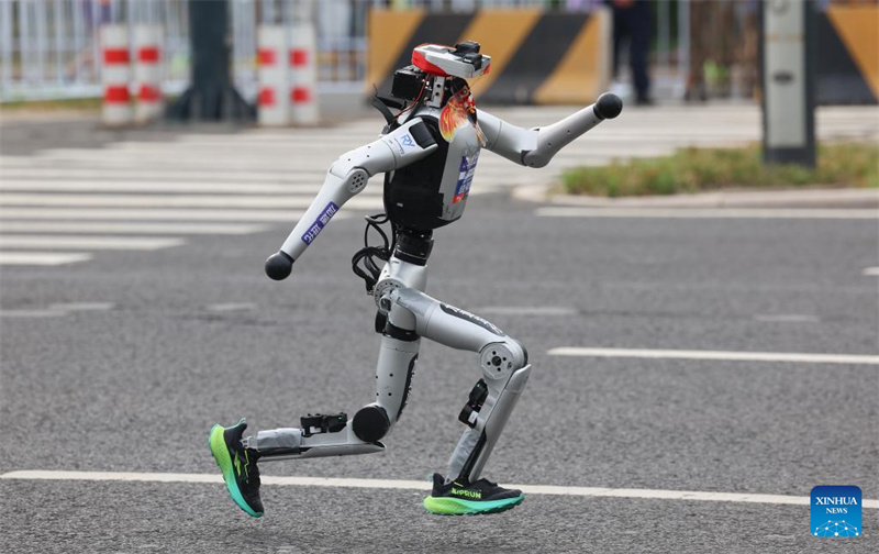 Humanoider Roboter übertrifft in Beijing menschlichen Halbmarathon-Weltrekord