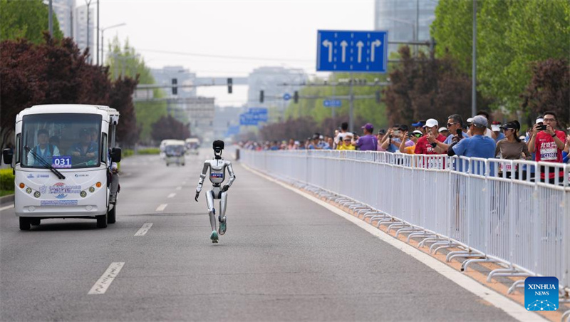 Humanoider Roboter übertrifft in Beijing menschlichen Halbmarathon-Weltrekord
