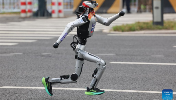 Humanoider Roboter übertrifft in Beijing menschlichen Halbmarathon-Weltrekord                    Der humanoide Roboter „Flash“ der Firma Shenzhen Honor Smart Technology Development Co., Ltd. gewann am Sonntag den E-Town-Halbmarathon 2026 in Beijing mit einer Zeit von 50 Minuten und 26 Sekunden im autonomen Laufmodus und unterbot damit den menschlichen Weltrekord von 57 Minuten und 20 Sekunden.