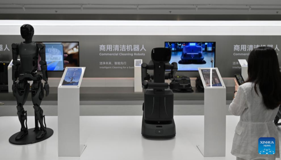 Chinas Reinigungsroboter erregen Aufmerksamkeit im Ausland                    Wenn Kunden im südchinesischen Shenzhen über eine Online-Plattform einen Reinigungsdienst buchen, werden sie von einem zweiköpfigen Team empfangen: einer professionellen Reinigungskraft und einem Roboter.