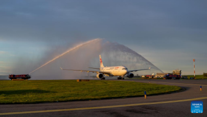 Erster Direktflug verbindet Nordwestchina mit Österreich                    Der erste Direktflug zwischen Xi’an, der Hauptstadt der nordwestchinesischen Provinz Shaanxi, und Wien in Österreich startete in den frühen Morgenstunden des Montags und markierte damit die Aufnahme der ersten Direktflugverbindung von Nordwestchina nach Österreich.