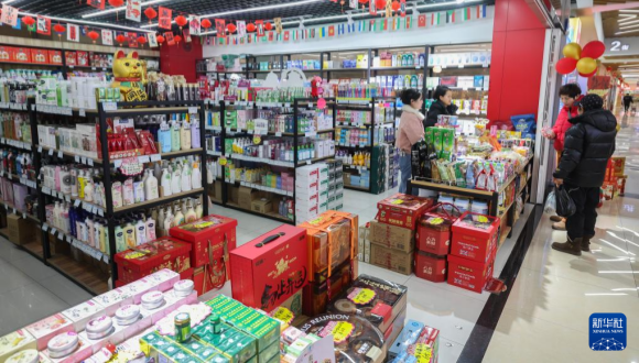 Xi Jinping gibt wichtige Anweisung zu Yiwus Entwicklungserfahrungen                    Vor kurzem hat Chinas Staatspräsident Xi Jinping in einer wichtigen Anweisung dargelegt, dass Yiwu durch seine Kleinproduktindustrie einen enormen Markt erschlossen und eine bedeutende Branche aufgebaut habe. 