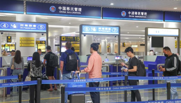 China heißt ausländische Besucher mit Visafreiheit willkommen                    Ausländer sind willkommen, mit der Visafreiheit das alte und gleichzeitig moderne China immersiv zu erleben. Dies erklärte der Sprecher des chinesischen Außenministeriums, Guo Jiakun, am Donnerstag.