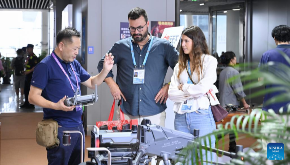 Canton Fair zeigt neue Impulse in deutsch-chinesischer Zusammenarbeit                    In einem neu eingerichteten Ausstellungsbereich für Drohnen auf der China Import and Export Fair, allgemein bekannt als Canton Fair, sprechen chinesische Hersteller nicht mehr nur über Hardware.