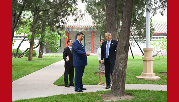 Xi Jinping und Donald Trump führten Gespräch im kleinen Kreis                    Der chinesische Staatspräsident Xi Jinping und US-Präsident Donald Trump haben am Freitag in Zhongnanhai ein Gespräch im kleinen Kreis geführt.