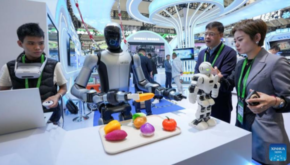 China eröffnet nationale Pilotbasis für berufliche Ausbildung im Bereich verkörperter Roboter                    Am Samstag wurde in Hangzhou, der Hauptstadt der ostchinesischen Provinz Zhejiang, eine nationale Pilotbasis für Anwendungen verkörperter Roboter eröffnet. In dieser Region sind immer mehr Roboterhersteller ansässig, darunter auch Unitree.