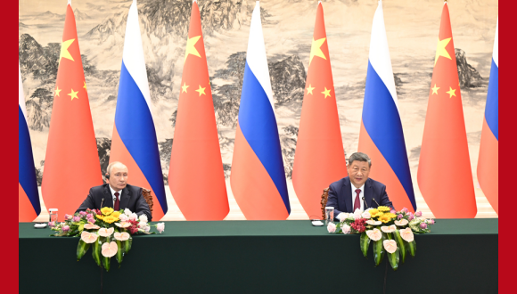 Xi Jinping und Wladimir Putin stellen sich der Presse                    Der chinesische Staatspräsident Xi Jinping und der russische Präsident Wladimir Putin haben sich am Mittwoch nach ihrem Treffen in der Großen Halle des Volkes gemeinsam der Presse gestellt.