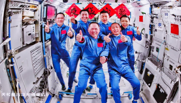 „Shenzhou-23“-Besatzung betritt reibungslos chinesische Raumstation                    Die Besatzung des chinesischen Raumschiffs „Shenzhou-23“ hat am Montag reibungslos die chinesische Raumstation „Tiangong“ betreten.