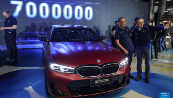Bei BMW Brilliance in Shenyang rollt das siebenmillionste Fahrzeug vom Band                    Im Produktionsstandort von BMW Brilliance in der nordostchinesischen Stadt Shenyang rollte am Donnerstag das siebenmillionste Fahrzeug vom Band. Dieser beachtliche Erfolg spiegelt das langjährige Bekenntnis der BMW Group zum chinesischen Markt wider.