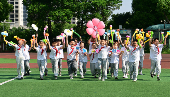 Xi Jinping schickt Antwortschreiben an Junge Pioniere in Gedenkstätte des ersten Parteitags der KP Chinas                    Im Vorfeld des Internationalen Kindertags am 1. Juni hat Xi Jinping ein Antwortschreiben an Junge Pioniere gerichtet, die als ehrenamtliche Guides in der Gedenkhalle des ersten Parteitags der KP Chinas in Shanghai sowie in der Revolutionsgedenkstätte am Nanhu-See tätig sind.