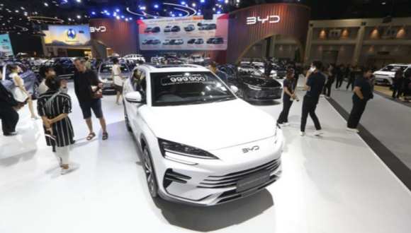Chinas BYD stellt ersten 4-Nanometer-Chip für intelligentes Fahren vor                    Der chinesische Elektrofahrzeug-Riese BYD hat am Donnerstag seinen ersten selbst entwickelten 4-Nanometer-Chip für intelligentes Fahren vorgestellt. 