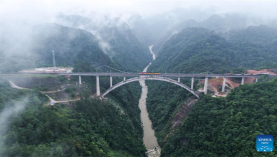 Langschienen auf Verlängerung der Wengma-Bahn fertig verlegt                    Auf der Verlängerung der Wengma-Bahnstrecke in der südwestchinesischen Provinz Guizhou wurden die Langschienen auf dem Abschnitt Weng'an–Tianwen erfolgreich verlegt. Damit wurde ein wichtiger Meilenstein erreicht, der den Weg für die Inbetriebnahme der neuen Bahnstrecke ebnet.