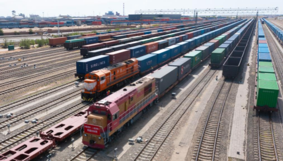Schon über 2.000 Fahrten auf dem mittleren Korridor für Güterzüge zwischen China und Europa seit Jahresbeginn                    Wie die China Railway Hohhot Bureau Group am Dienstag mitteilte, passierte am selben Tag ein mit 55 Containern beladener Güterzug auf dem Weg nach Europa den Grenzbahnhof Erenhot in Richtung Mongolei.