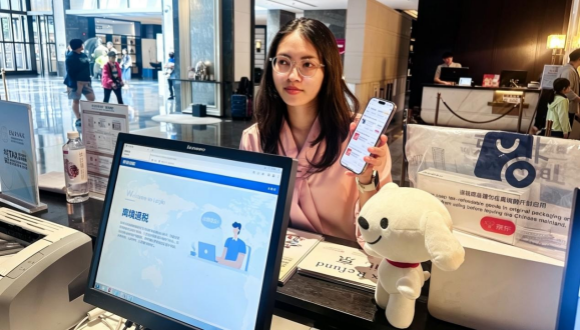 Erster Online-Shop in China startet digitale Steuerrückerstattung bei Ausreise                    Vor kurzem begann landesweit der erste Online-Shop in Beijing mit Steuerrückerstattungen bei Ausreise. Ausländische Besucher müssen in der betreffenden App von Jingdong lediglich Produkte auswählen, die mit einem speziellen Logo zur Steuererstattung bei der Ausreise gekennzeichnet sind.