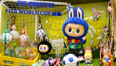 Chinas Spielzeugmonster Labubu mischt bei Weltmeisterschaft mit                    Fußballfieber trifft auf den Labubu-Hype: Eine neue FIFA-Weltmeisterschaftskollektion ist ab sofort in den Pop Mart-Filialen in ganz China erhältlich. Diese Zusammenarbeit ist die erste Partnerschaft der FIFA mit einer Designer-Spielzeugmarke für offizielle WM-Fanartikel.