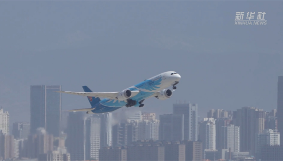 Chinas Xinjiang erhält erste direkte Passagierflugverbindung nach Deutschland                    Eine neue Flugverbindung der China Southern Airlines zwischen Guangzhou in Südchina, Urumqi im Nordwesten Chinas und Frankfurt in Deutschland wurde am Montag in Betrieb genommen.