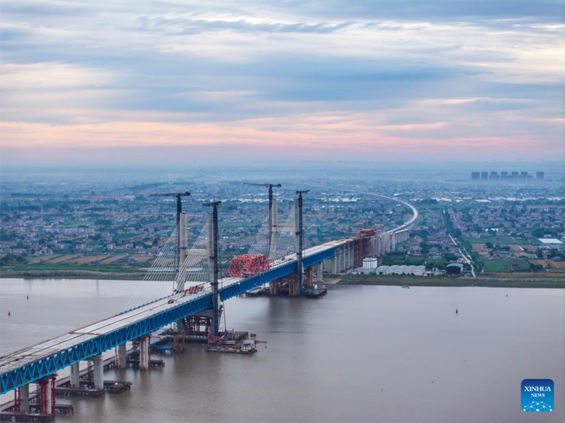 Chongqi-Straßen- und Eisenbahnbrücke in Ostchina erfolgreich fertiggestellt