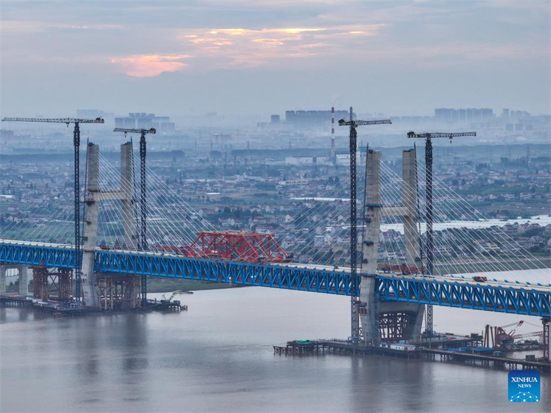 Chongqi-Straßen- und Eisenbahnbrücke in Ostchina erfolgreich fertiggestellt