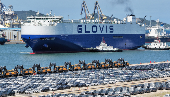 Riesiges Autotransportschiff bricht mit über 8.000 Elektrofahrzeugen nach Europa auf                    Das weltweit größte LNG-Dual-Fuel-Ro-Ro-Schiff, die „Glovis Lighthouse“, lief am Freitag mit über 8.000 NEVs an Bord vom Xiaomo International Logistics Port in Shenzhen in der südchinesischen Provinz Guangdong in Richtung Europa aus. 