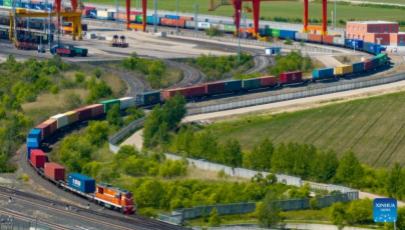 Östlicher Korridor des Güterzugnetzes zwischen China und Europa verzeichnet über 40.000 Fahrten                    Auf dem östlichen Korridor des Güterzugnetzes zwischen China und Europa wurden bis Juni 2026 mehr als 40.000 Fahrten verzeichnet und über 3,9 Millionen TEU an Gütern transportiert.