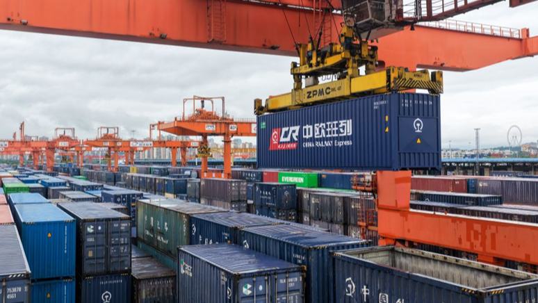 Chongqing erhöht Kapazität der China-Europa-Güterzüge, um Autoexporte zu erleichtern                    Ein Güterzug zwischen China und Europa, beladen mit neuen Autocontainern, ist am Montag von Chongqing im Südwesten Chinas abgefahren. Dies stellt eine Innovation dar, die den Transport von Fahrzeugen auf der Schiene effizienter macht.