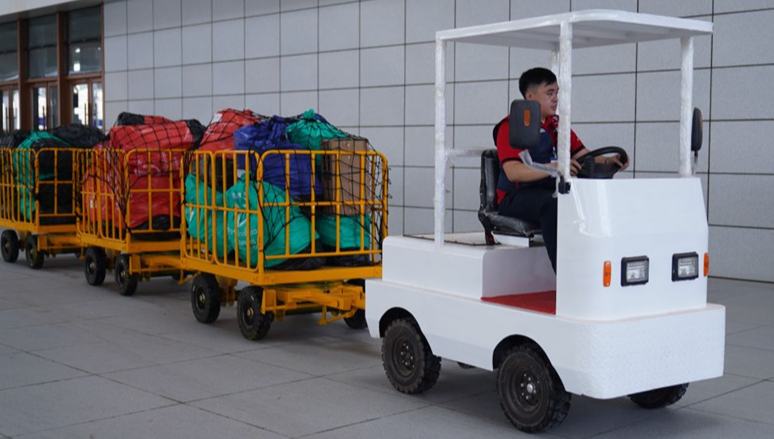 Gepäck- und Paketbeförderungsdienst startet auf laotischem Abschnitt der China-Laos-Bahnstrecke                    Am 22. Juni um 8:25 Uhr Ortszeit fuhr der Personenzug K12 mit zusätzlichem Gepäckwagen reibungslos vom Bahnhof Vientiane in Laos ab. Damit wurde der erste reguläre Betrieb eines Gepäckwagens für den Gepäck- und Pakettransport auf dem laotischen Abschnitt der China-Laos-Bahnstrecke eingeleitet.