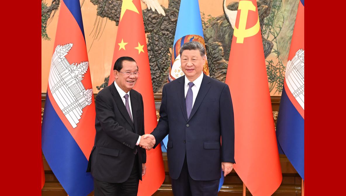 Xi Jinping trifft kambodschanischen Senatspräsidenten                    Xi Jinping, chinesischer Staatspräsident und Generalsekretär des Zentralkomitees der Kommunistischen Partei Chinas, hat sich am Freitag in der Großen Halle des Volkes mit dem Vorsitzenden der kambodschanischen Volkspartei und Präsidenten des kambodschanischen Senates, Hun Sen, getroffen.