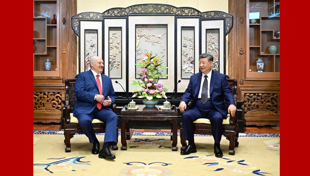 Xi Jinping trifft belarussischen Präsidenten                    Der chinesische Staatspräsident Xi Jinping hat sich am Montag in Beijing mit dem belarussischen Präsidenten Alexander Lukaschenko getroffen.