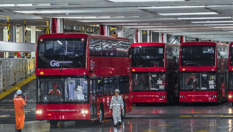 22 elektrische Doppeldeckerbusse von BYD aus dem chinesischen Hafen Yantai nach Großbritannien verschifft                    Insgesamt 22 elektrische Doppeldeckerbusse von BYD wurden am Sonntag vom Hafen Yantai aus nach Großbritannien verschifft. Anschließend sollen die Busse im Londoner öffentlichen Nahverkehr eingesetzt werden.
