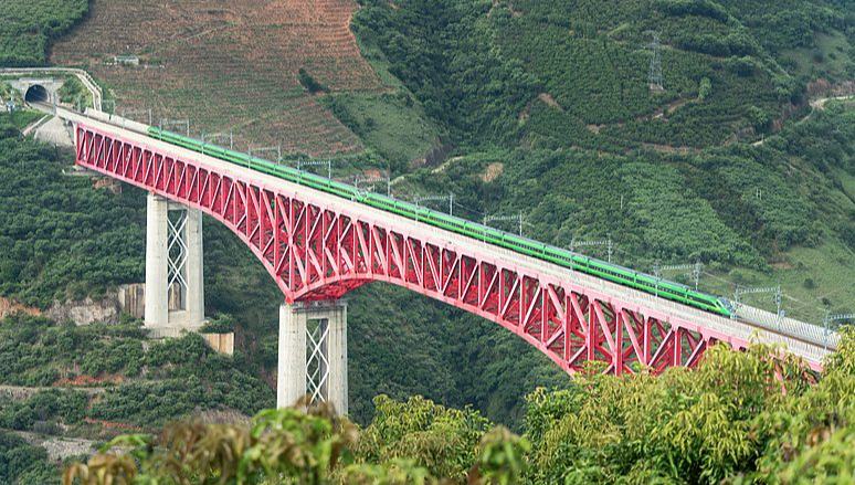 China-Laos-Eisenbahn befördert mehr als 20 Millionen Tonnen Fracht über die Grenze                    Die China-Laos-Eisenbahn hat im grenzüberschreitenden Güterverkehr bis Mittwoch in über 23.000 Fahrten mehr als 20 Millionen Tonnen befördert, berichtet CCTV News.
