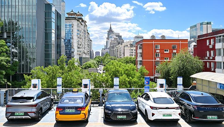 Mehr Elektroautos senken Emissionen: Luftqualität in China hat sich in der ersten Jahreshälfte verbessert                    Laut einer neuen Untersuchung hat sich die Luftqualität in China während des ersten Halbjahrs 2026 weiter verbessert. Da die zunehmende Verbreitung von Elektrofahrzeugen zur Verringerung der Emissionen aus dem Verkehr beitrage, habe sich der Abwärtstrend bei der durchschnittlichen Konzentration von PM2,5-Partikeln fortgesetzt, hieß es in dem Bericht.