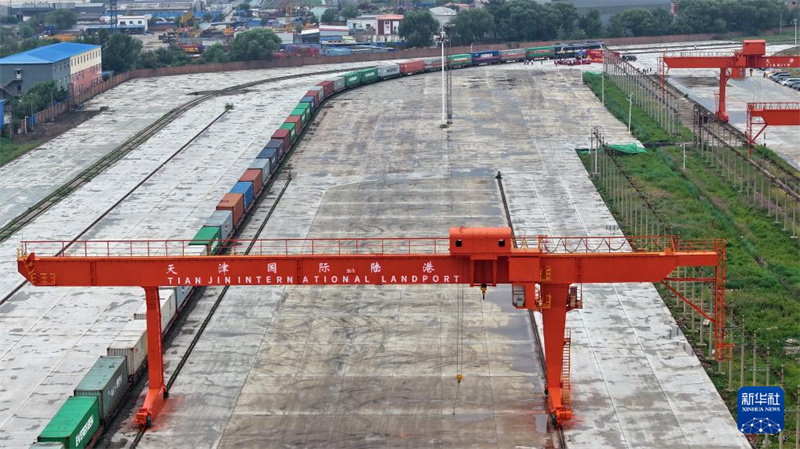 Regelmäßige intermodale Zug-Lkw-Route verbindet Tianjin mit Kasachstan                    Ein Güterzug mit 40 Standardcontainern verließ am Donnerstag den internationalen Landhafen Tianjin und markierte damit den offiziellen Beginn einer regelmäßigen intermodalen Zug-Lkw-Verbindung zwischen Tianjin und Kasachstan.
