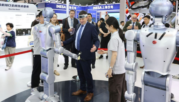 Chinesischer Bericht gibt Einblicke in neue globale Trends der Entwicklung von KI                    Die globale Entwicklung der KI zeigt neue Trends in Bezug auf Infrastruktur, Industrialisierung großer Modelle und globale Governance, heißt es in einem Bericht, der am Freitag auf der Weltkonferenz für Künstliche Intelligenz 2026 und dem hochrangigen Treffen zur globalen KI-Governance in Shanghai veröffentlicht wurde.