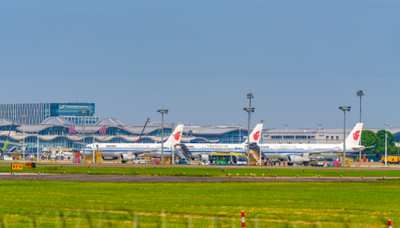 Das Netz der internationalen Flugverbindungen Chinas erstreckt sich bereits über 263 Städte weltweit                    Auf einer Pressekonferenz des Pressebüros des Staatsrats gab der stellvertretende Direktor der chinesischen Zivilluftfahrtbehörde, Han Jun, am 21. Juli bekannt, dass das Streckennetz internationaler Flüge bereits 263 Städte in 90 Ländern miteinander verbinde. 
