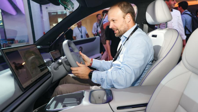 Chinesische Fahrzeuge mit alternativen Antrieben expandieren über die gesamte Wertschöpfungskette hinweg und schaffen so weltweit Mehrwert                    In den großen Häfen entlang der Südostküste Chinas werden in einem fort Elektrofahrzeuge aus heimischer Produktion auf Autotransportschiffe verladen, die in alle Teile der Welt auslaufen.