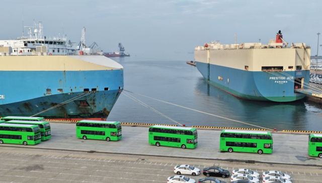 Chinesische E-Doppeldeckerbusse werden nach Großbritannien exportiert                    Insgesamt 35 elektrische Doppeldeckerbusse des Typs U11DD des chinesischen Busherstellers Yutong wurden am Montag vom Hafen von Yantai in der ostchinesischen Provinz Shandong nach Großbritannien verschifft. Dieser speziell für den europäischen Markt entwickelte Bustyp wurde bereits im öffentlichen Nahverkehr von London in Betrieb genommen.