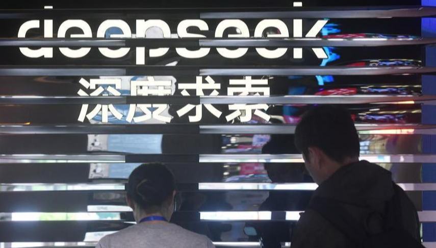 Chinas KI-Branche übersteigt Volumen von 1,2 Billionen Yuan                    Das Volumen der chinesischen KI-Branche überstieg im Jahr 2025 1,2 Billionen Yuan, was einem Anstieg von 40 Prozent gegenüber dem Vorjahr entspricht.