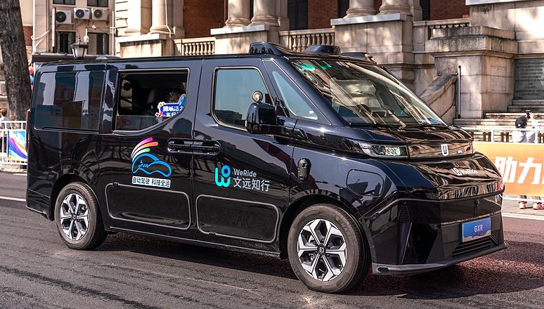 Technologie für autonom fahrende Taxis aus China kommt auf den europäischen Markt                    Chinesische Unternehmen für autonomes Fahren bauen ihre Präsenz in Europa durch Partnerschaften mit lokalen Mobilitätsplattformen, Flottenbetreibern und Automobilherstellern aus, während europäische Regierungen daran arbeiten, Testläufe und den künftigen kommerziellen Einsatz zu ermöglichen.