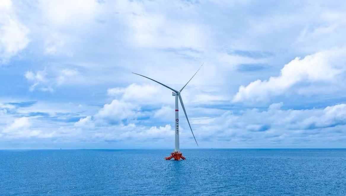 Weltweit erste schwimmende 16-Megawatt-Windkraftanlage mit Tension-Leg-Technik in Betrieb gegangen                    Wie die China National Offshore Oil Corporation (CNOOC) am 6. August bekannt gab, wurde die weltweit erste schwimmende 16-Megawatt-Windkraftanlage mit Tension-Leg-Technik mit dem Namen „Haiyou Anlan“ erfolgreich an das Stromnetz des Lufeng-Ölfelds angeschlossen.